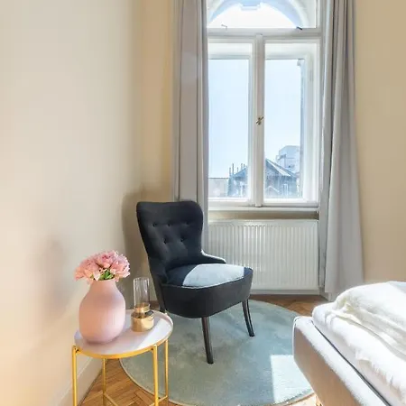 Center Dream 2br/2bath Apartment *